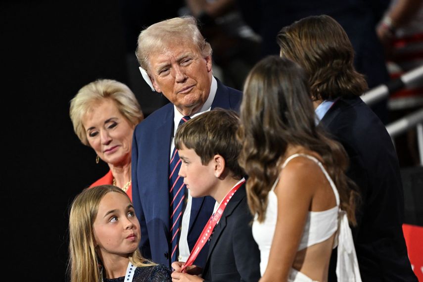 El expresidente Trump con sus nietos en la Convención Republicana.