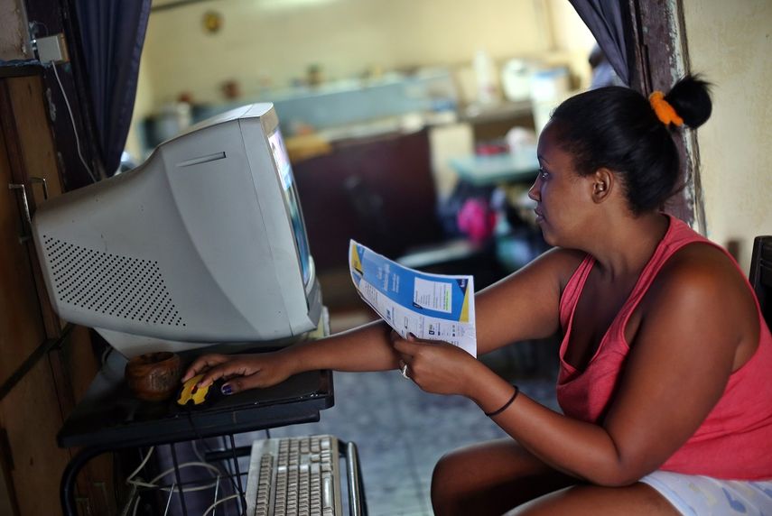 Una mujer intenta conectarse a&nbsp;internet&nbsp;en su casa en La Habana, Cuba, el miércoles 4 de enero de&nbsp;2017.
