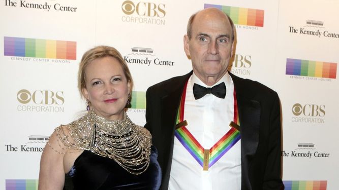 En esta foto del cuatro de diciembre del 2016, James Taylor y su esposa, Kim Taylor, durante la ceremonia de entrega de los Premios del Centro Kennedy en Washington.&nbsp;&nbsp;