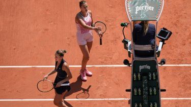 Aryna Sabalenka (arriba) y Marta Kostyuk no se saludan al final del partido de la primera ronda del Abierto de Francia, el domingo 28 de mayo de 2023.&nbsp;