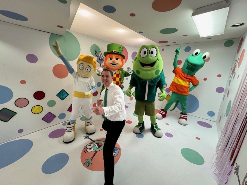 Dance Party La Experiencia se puede visitar de lunes a sábado, de 10 am a 5 pm, en San Patricio Plaza, en Guaynabo, Puerto Rico.