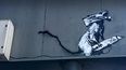 Un folleto publicado por el Centro Pompidou el 4 de septiembre de 2019 muestra una obra de arte que representa una rata enmascarada del artista callejero británico Banksy en la parte posterior de una señal de estacionamiento en París. Arquitectos renovarán el Centro de arte contemporáneo Georges Pompidou.