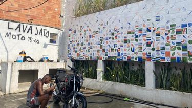 Vista parcial de Bela Maré que incluye un mural dedicado a víctimas de Covid-19 en Rio de Janeiro.