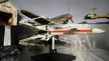 Un modelo en miniatura llamado Red Leader, una nave X-wing Starfighter de la película de 1977 “Star Wars: Episode IV — A New Hope, se exhibe en Heritage Auctions, el 30 de agosto de 2023, en Irving, Texas.