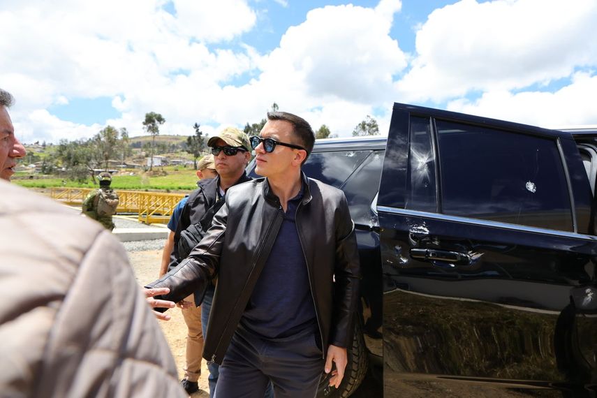 La foto muestra al presidente de Ecuador, Daniel Noboa, junto a uno de los vehículos de la caravana en la que viajaba cuando fue atacada a tiros en Cañar, Ecuador, el 7 de octubre de 2025.