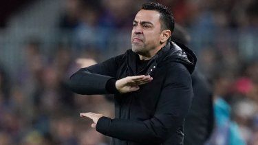 El técnico del Barcelona, Xavi Hernández, reacciona durante el partido contra el Real Madrid por la Liga española, el domingo 19 de marzo de 2023.