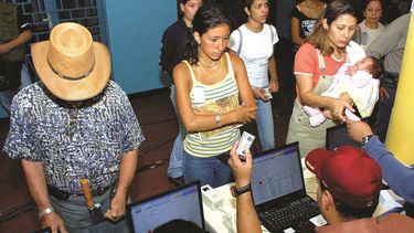 Los venezolanos firman para revocar al chavismo.&nbsp;