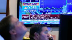 Una pantalla de televisión en la Bolsa de Valores de Nueva York muestra la decisión de la Reserva Federal de ajustar las tasas de interés a fin de reducir la inflación.&nbsp;