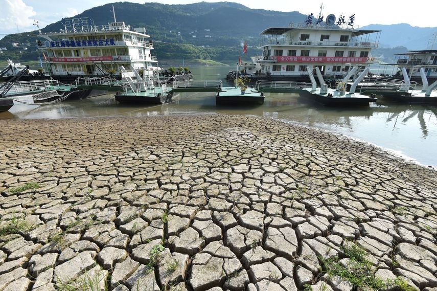 Muelles sobre tierra seca después de que el nivel del agua bajara en el río Yangtsé en Chongqing, al suroeste de China, el martes 16 de agosto de 2022.