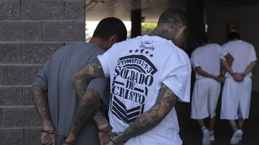 Supuestos pandilleros caminan esposados hacia un juicio en el centro Isidro Menéndez en San Salvador, El Salvador, el jueves 10 de octubre de 2019.