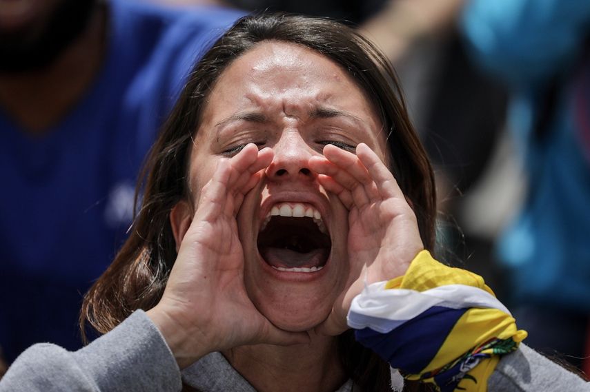 Una joven grita en contra del régimen de Maduro que este viernes 30 de junio e 2017 ha elevado a 82 las víctimas de la represión en las protestas opositoras a manos de los cuerpos de seguridad.&nbsp;