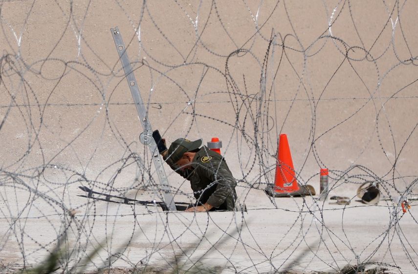 Un agente de la Patrulla Fronteriza de Estados Unidos trabaja en la frontera para sellar un túnel transfronterizo ilegal (que fue descubierto originalmente el 10 de enero de 2025) entre El Paso, Texas, Estados Unidos, y Ciudad Juárez, estado de Chihuahua, México, el 11 de marzo de 2025.