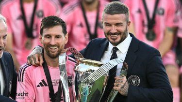 Lionel Messi (izq.) posa con el trofeo junto al dueño del equipo, David Beckham, tras ganar la final de la MLS.