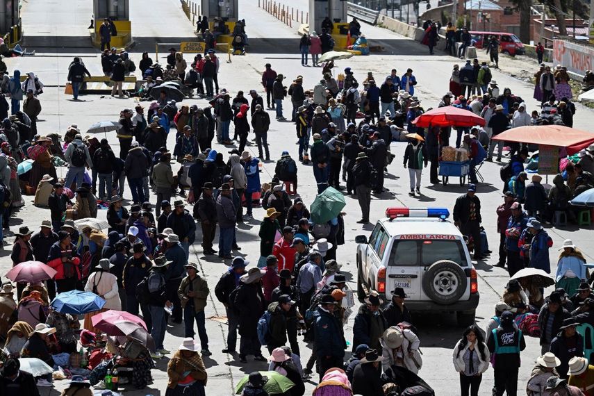 Manifestantes antigubernamentales permiten el paso de una ambulancia mientras mantienen un bloqueo vial en una de las principales carreteras que conducen a la ciudad de La Paz, en El Alto, Bolivia, el 29 de mayo de 2026.