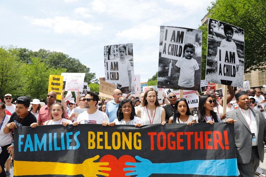 Bajo el lema Families Belong Together (Las familias deben estar unidas), los manifestantes pedían reunificar a los más de 2.300 niños separados de sus familiares desde abril.