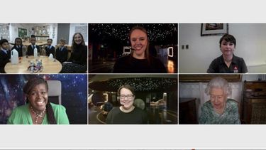 En esta fotografía sin fecha proporcionada el 12 de marzo de 2021 por el Palacio de Buckingham, la reina Isabel II de Gran Bretaña habla con expertos y niños de la Primaria Thomas Jones en un evento virtual para celebrar la Semana de la Ciencia en Gran Bretaña.&nbsp;