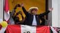 El entonces candidato presidencial Pedro Castillo saluda a sus simpatizantes en Lima, Perú, el 7 de junio de 2021.