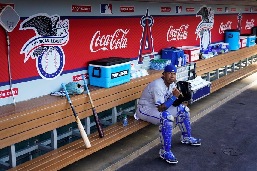El venezolano Salvador Pérez, de los Reales de Kansas City, se sienta en la cueva antes de un juego ante los Angelinos de Los Ángeles, el martes 21 de junio de 2022.