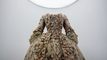 Una pieza de la exposición Sleeping Beauties: Reawakening Fashion inaugurada en la gala del Instituto del Vestido del Museo Metropolitano de Arte el sábado 4 de mayo de 2024, en Nueva York.