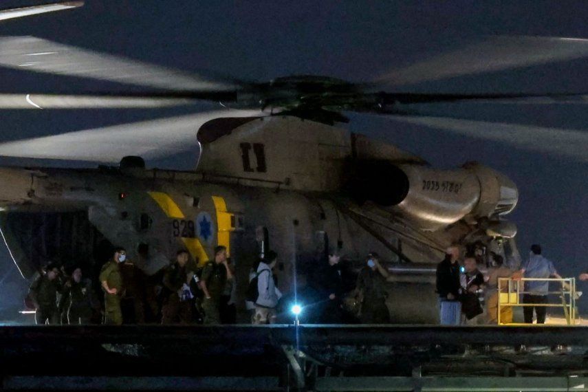 El recién liberado rehén israelí-estadounidense Edan Alexender desembarca de un helicóptero del ejército israelí rodeado de soldados y miembros de su familia en el Centro Médico Sourasky Ichilov de Tel Aviv, el 12 de mayo de 2025.