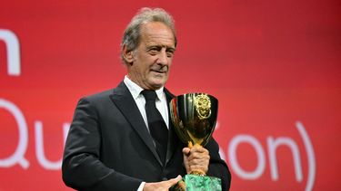 El actor Vincent Lindon posa en el Festival de Venecia con el premio Copa Volpi al mejor actor.