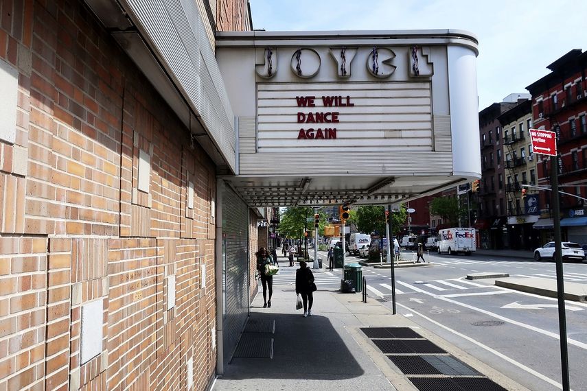 Esta fotograf&iacute;a muestra la marquesina del teatro Joyce en la ciudad de Nueva York, el martes 19 de mayo de 2020. Los negocios de la ciudad de Nueva York que traten de abrir antes de que sean levantadas las restricciones por el coronavirus enfrentar&aacute;n multas de al menos 1.000 d&oacute;lares, dijo el alcalde Bill de Blasio.