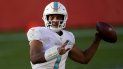 En foto del 22 de noviembre del 2020, el quarterback de los Dolphins de Miami Tua Tagovailoa lanza el balón en el juego ante los Broncos. En foto del 22 de noviembre del 2020, el quarterback de los Dolphins de Miami Tua Tagovailoa lanza el balón en el juego ante los Broncos.