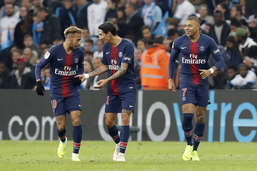 El diario Le Parisien informó en agosto de que Di María estuvo a punto de recalar el pasado año en el Barcelona, pero su traspaso no llegó a buen puerto debido a que la administración catarí no aceptó los 45 millones de euros propuestos por el Barça.