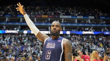 LeBron James, de la selección de Estados Unidos, agradece al público tras un partido amistoso ante Sudán del Sur, el sábado 20 de julio de 2024, en Londres&nbsp;