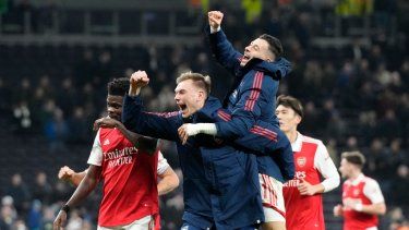 Los jugadores del Arsenal festejan la victoria sobre el Tottenham, el domingo 15 de enero de 2023. La MLS tiene pautado enfrentar al equipo londinense un duelo de estrellas