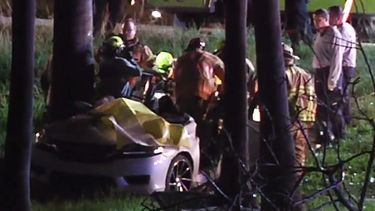 Momento en que las autoridades rescatan a las víctimas del interior del vehículo siniestrado.