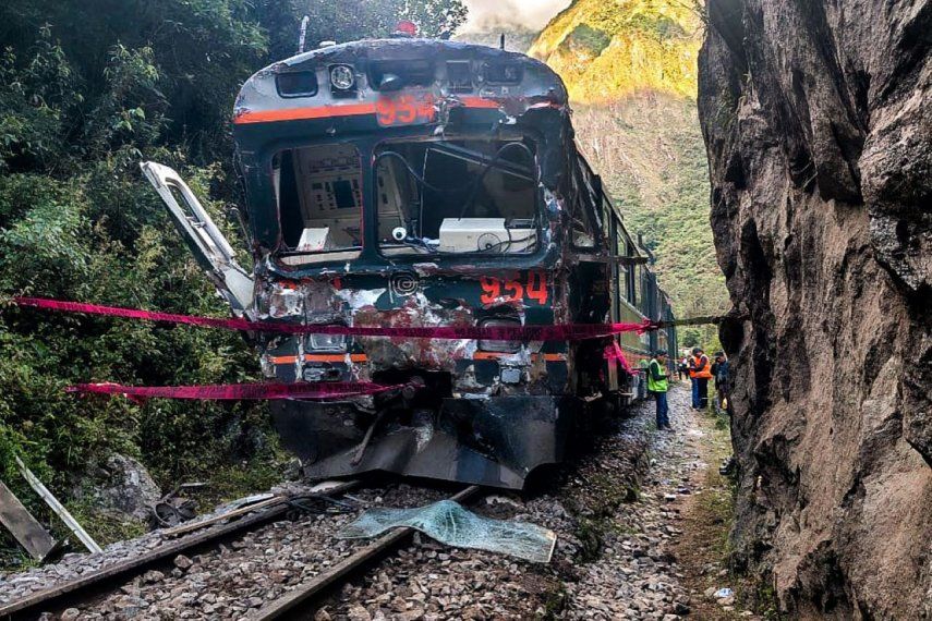 Uno de los dos trenes involucrados en una colisión frontal que conecta Machu Picchu con Ollantaytambo, departamento de Cusco, Perú, el 30 de diciembre de 2025.