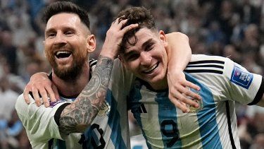Lionel Messi y Julián Álvarez celebran el segundo gol de Argentina en el duelo de semifinal ante Croacia en el Mundial de Catar.