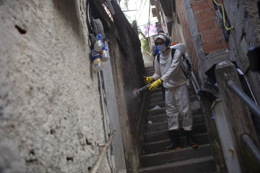 Un trabajador del servicio de agua desinfecta la favela de Turano en un esfuerzo por frenar la propagaci&oacute;n del nuevo coronavirus en R&iacute;o de Janeiro, el martes 9 de junio de 2020.