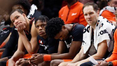De izquierda a derecha, Kevin Knox II, Marcus Sasser, Ausar Thompson y Bojan Bogdanovic, de los Pistons de Detroit, se sientan en el banquillo durante el partido que el equipo perdió ante los Nets de Brooklyn, el martes 26 de diciembre de 2023 