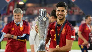 Marco Asensio celebra con el trofeo después de ganar la final de la Liga de Naciones en partido entre Croacia y España, en el estadio De Kuip, en Rotterdam, Holanda, el domingo 18 de junio de 2023. Asensio llega al PSG con un contrato por tres años hasta junio de 2026, dijo el equipo francés.&nbsp;