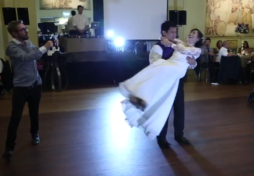 Este camarógrafo tiene un pequeño accidente mientras trata de filmar una pareja de recién casados