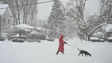 Un peatón cruza la calle mientras cae nieve durante una tormenta invernal en Bethesda, Maryland, el 6 de enero de 2025.