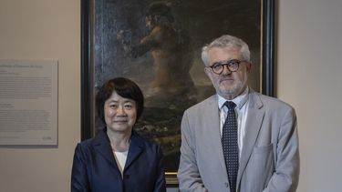 La directora del Museo de Arte de la Prefectura de Nagasaki, Satoko Kosaka, junto al director del Museo Nacional del Prado, Miguel Falomir, durante la visita a las salas del Prado dedicadas a Goya.