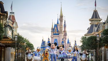 En esta foto personajes de Disney transitan en Disney World, en Florida.&nbsp;