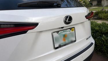 Imagen de referencia de la placa de un vehículo como debe estar de acuerdo a la ley.