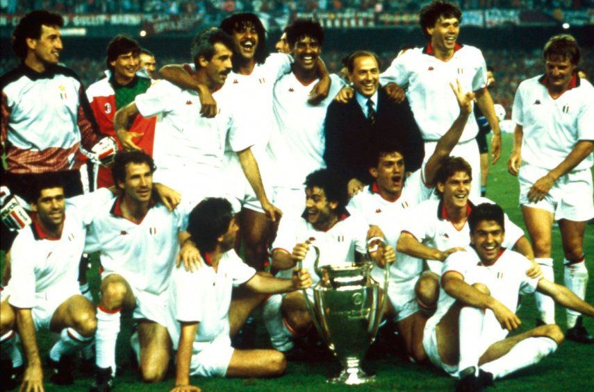 El presidente del Milán Silvio Berlusconi posa con los jugadores tras la victoria ante el Steaua Bucarest en la final de la Copa de Europa, el 24 de mayo de 1989, en Barcelona&nbsp;