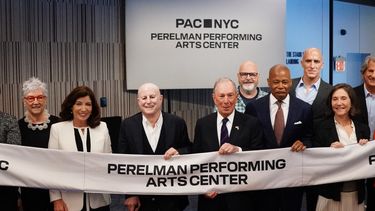 La gobernadora de Nueva York Kathy Hochul, Ron Perelman, el exalcalde de la ciudad de Nueva York Michael Bloomberg y el actual alcalde Eric Adams sostienen una cinta en el Perelman Performing Arts Center (Perelman de las Artes Escénicas) en la apertura de prensa y ceremonia de inauguración el 13 de septiembre de 2023 en Nueva York.