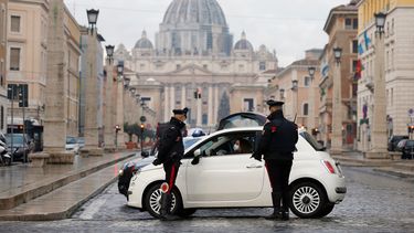 Policías de Italia revisan vehículos delante de la Basílica de San Pedro en El Vaticano el jueves, 24 de diciembre del 2020.
