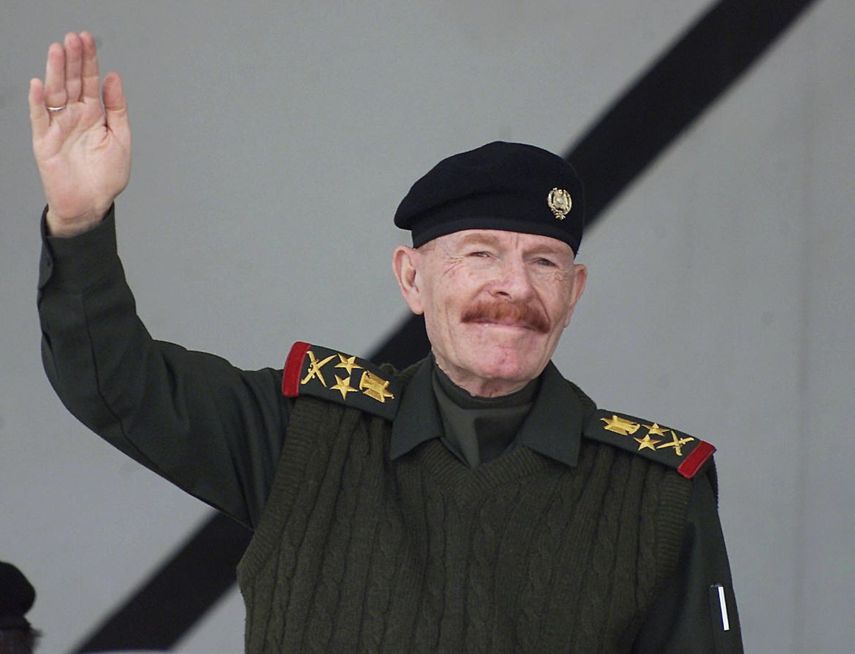 Esta fotografía de archivo del 4 de febrero de 2003 muestra al exdiputado de Saddam Hussein, Izzat Ibrahim al-Duri, saludando durante un desfile militar en la ciudad norteña de Mosul. Izzat Ibrahim al-Duri, el ayudante más antiguo y fugitivo de Sadddam Hussein.