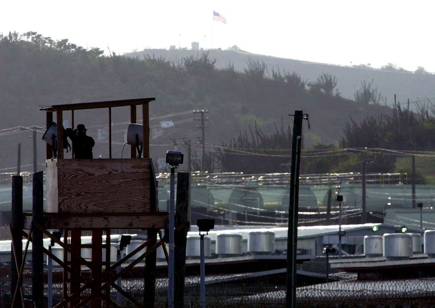 Un oficial de la policía militar del Ejército de Estados Unidos observa con binoculares desde una torre de vigilancia en el Campamento Delta en la Base Naval de Estados Unidos en la Bahía de Guantánamo, Cuba.&nbsp;