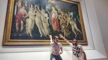 Dos activistas de la organización ambiental Ultima Generazione (Ultima Generación) que afirmaron estar pegados al vidrio que protege la obra maestra del renacentista italiano Sandro Botticelli “La primavera” en la Galería Uffizi de Florencia en Italia el viernes 22 de julio de 2022.&nbsp;