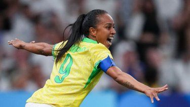 Adriana celebra tras anotar el tercer gol de Brasil en la victoria 4-2 ante España en las semifinales del fútbol femenino de los Juegos Olímpicos de París, el martes 6 de agosto de 2024, en Marsella, Francia.&nbsp;