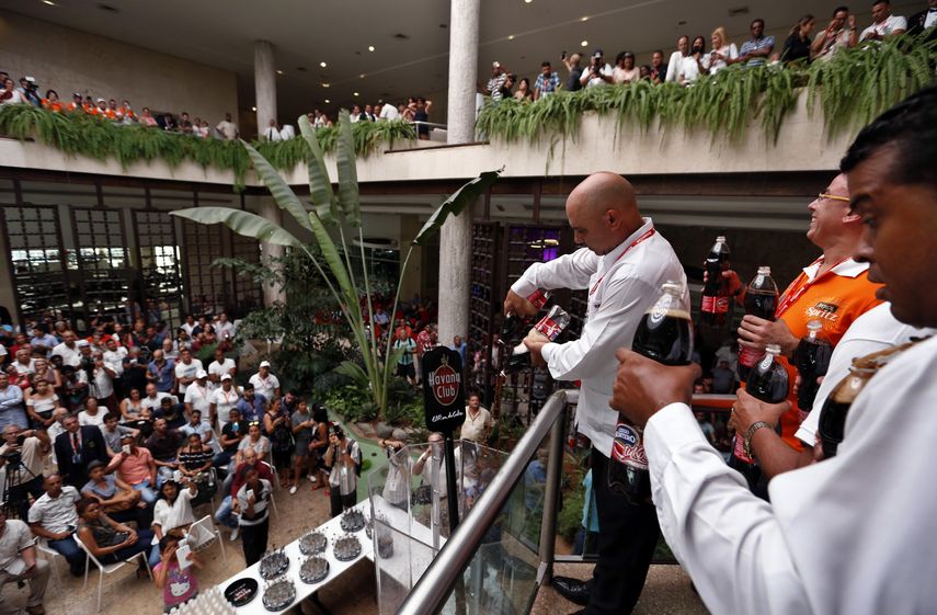 Cantineros elaboran un cóctel Cuba&nbsp;Libre de unos 500 litros, el más grande del mundo, durante el XXII Mitin Panamericano de Coctelería IBA 2018, en La Habana.