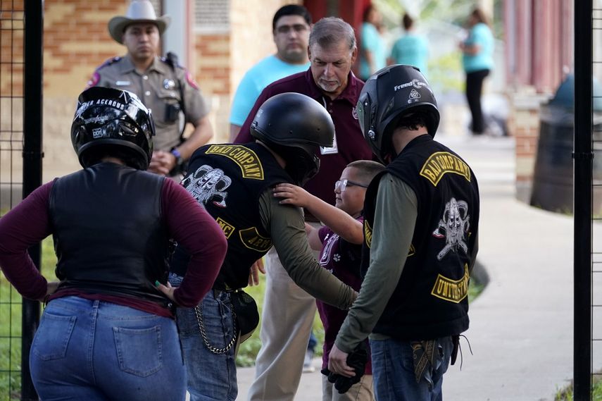 Un estudiante es abrazad al arribar a la Escuela Primaria Uvalde, protegida ahora por una cerca y policías estatales de Texas, en el primer día de clases del nuevo año escolar el martes, 6 e septiembre del 2022, en Uvalde.&nbsp;